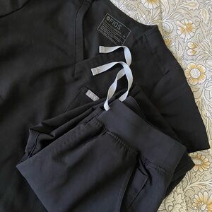 FIGS Black Scrub Set XS